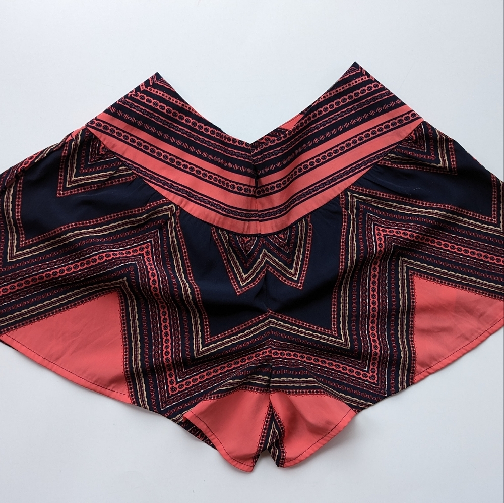 Express Polyester Womens sz 0 Back Zipper Multicolor Geometric Shorts High Rise